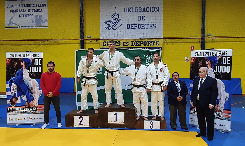Pódium de la Copa de España de Judo de Veteranos que se ha celebrado en Ginés, y en la que se ha proclamado medalla de bronce el cartayero Francisco Brito.