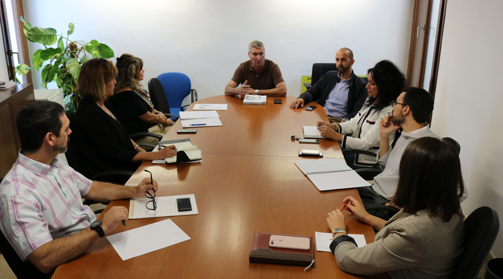 Reunión en el Ayuntamiento de Cartaya para hacer el seguimiento continuado de los servicios externalizados.