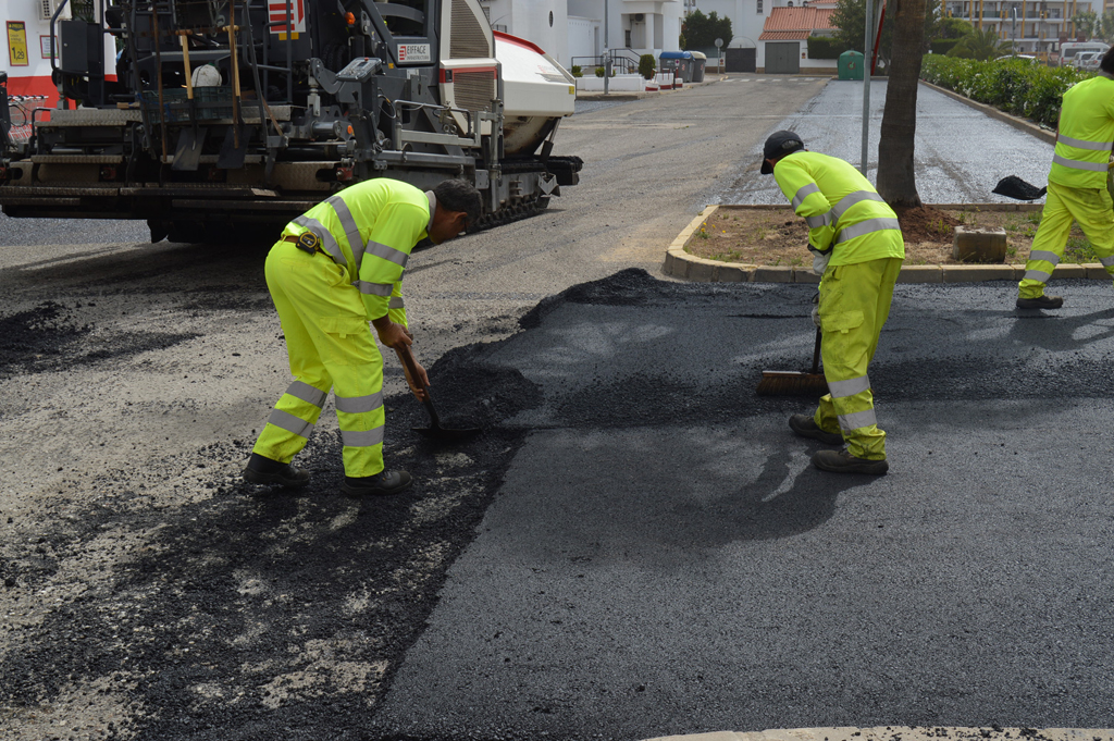 Operarios realizan obras de asfaltado del Ayuntamiento de Cartaya en Nuevo Portil. archivo
