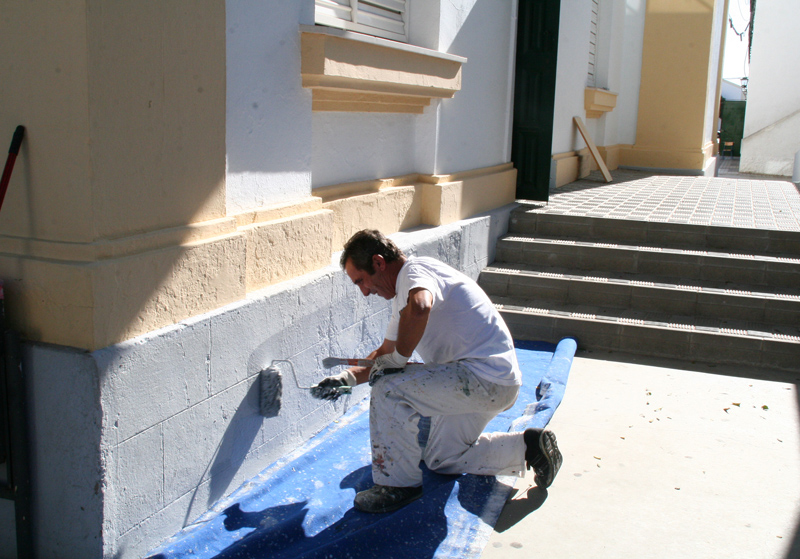 El Ayuntamiento de Cartaya se encarga de las tareas de mantenimiento de los centros escolares de la localidad