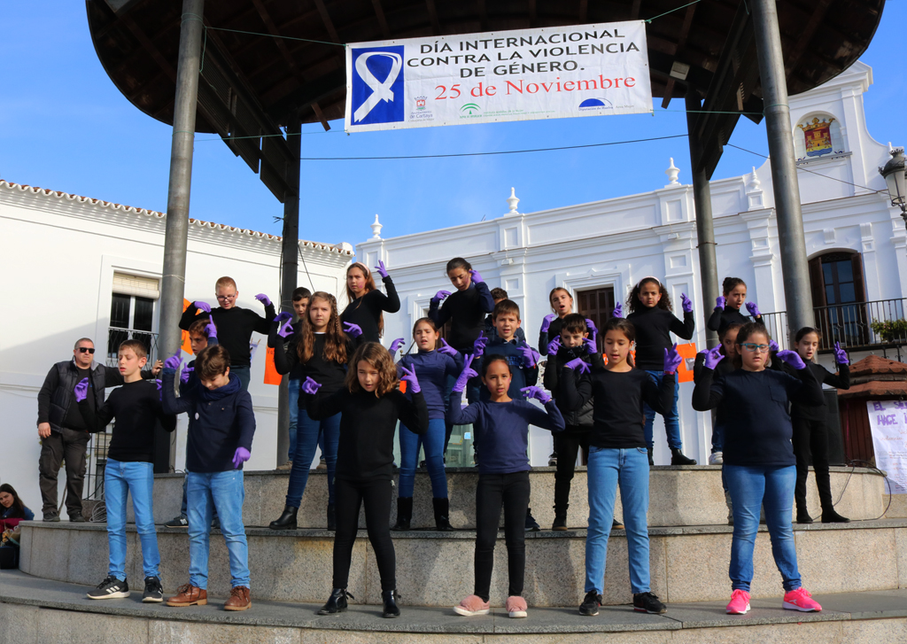 Los escolares cartayeros celebran un acto contra la Violencia de Género en la Plaza Redonda