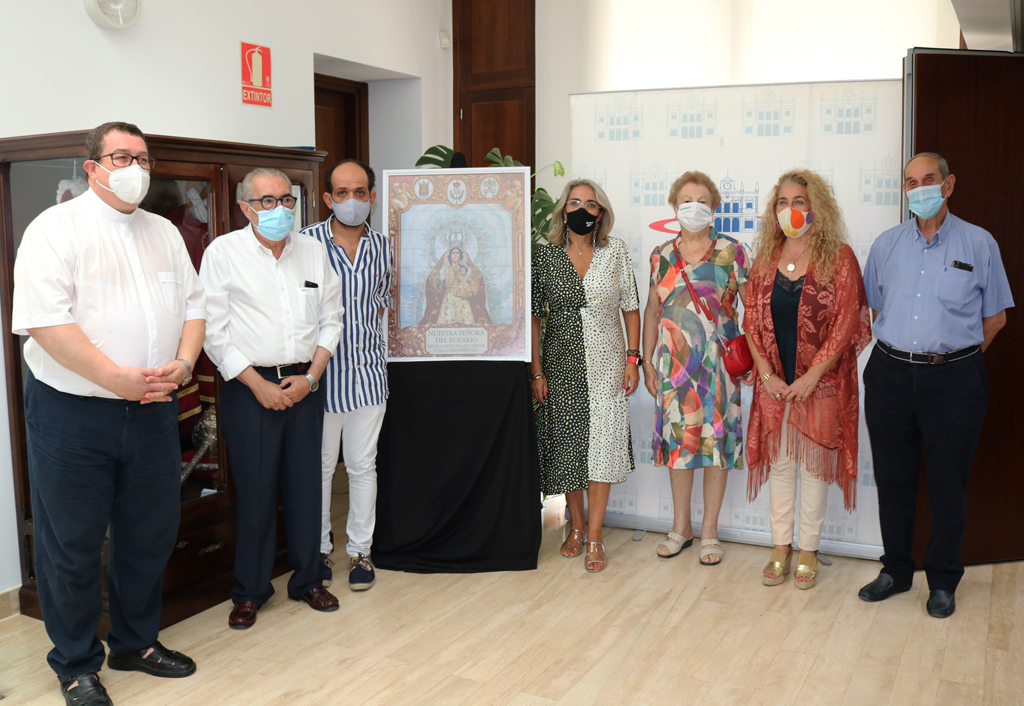 La Hermandad del Rosario presenta en el Ayuntamiento de Cartaya el cartel y los actos religiosos en honor a la Patrona de Cartaya.