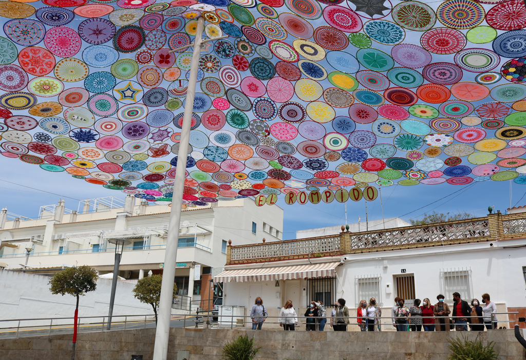 Más de 320 aros de croché elaborados por 40 mujeres dan color a la Plaza de los Marineros de El Rompido