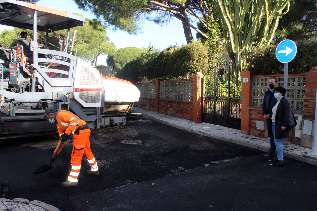 El Ayuntamiento de Cartaya continúa el plan municipal de asfaltado con una actuación integral en la calle Betis y sus ramales.