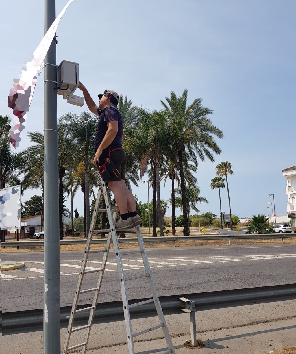 El Ayuntamiento instala las cámaras de vigilancia para la implantación de Pasos de Peatones Inteligentes 