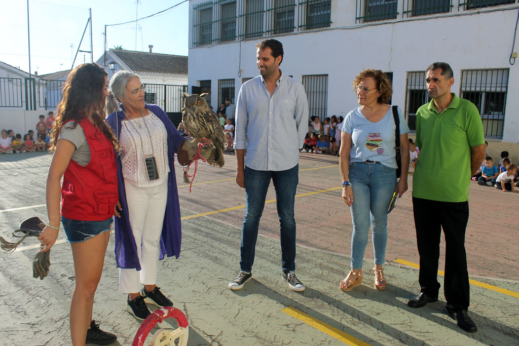 Actividad municipal para acercar a los escolares cartayeros al mundo de las aves rapaces y la tenencia responsable de animales