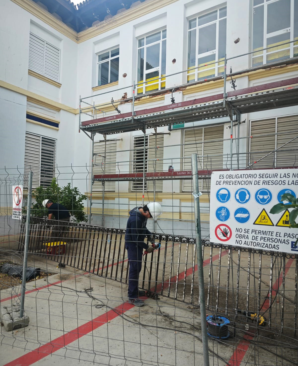 El Ayuntamiento realiza obras de reparación de la fachada del CEIP Concepción Arenal y de construcción de una nueva escalera de acceso al Comedor