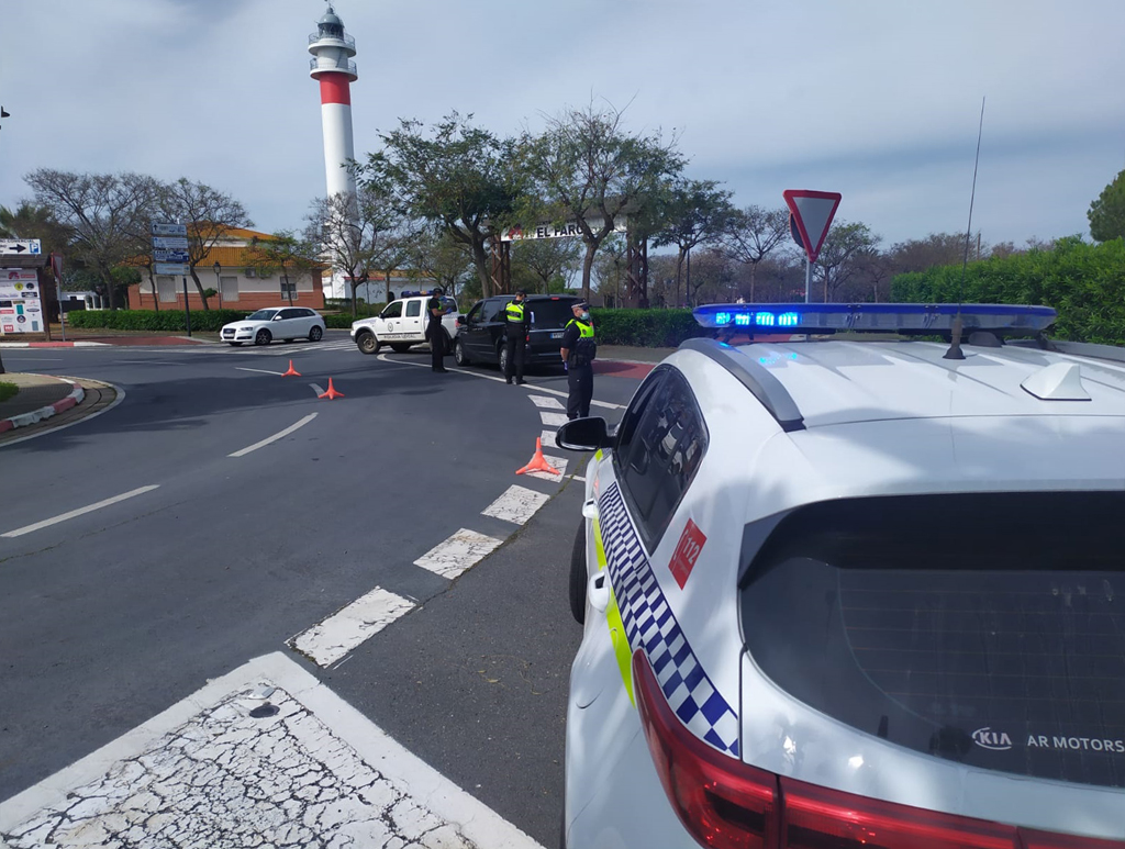 El Ayuntamiento de Cartaya y la Policía Local intensifican la vigilancia en los núcleos costeros este fin de semana, con una treintena de controles.