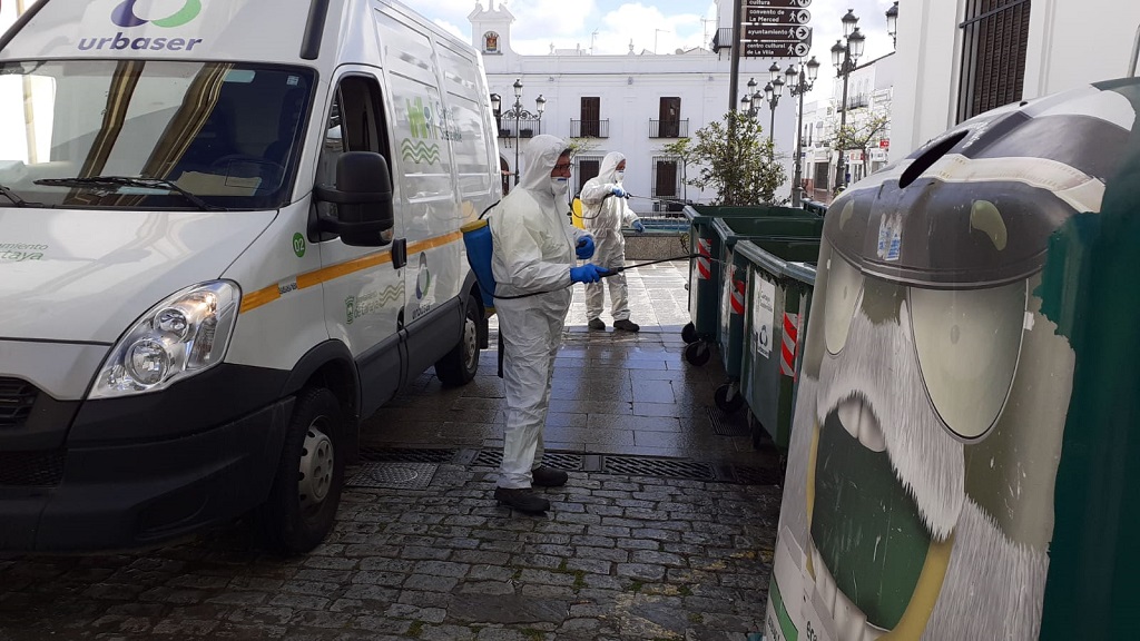 El Ayuntamiento de Cartaya, a través de la empresa concesionaria del servicio, URBASER, triplica el servicio de recogida de basuras y de desinfección y limpieza de los puntos de recogida.