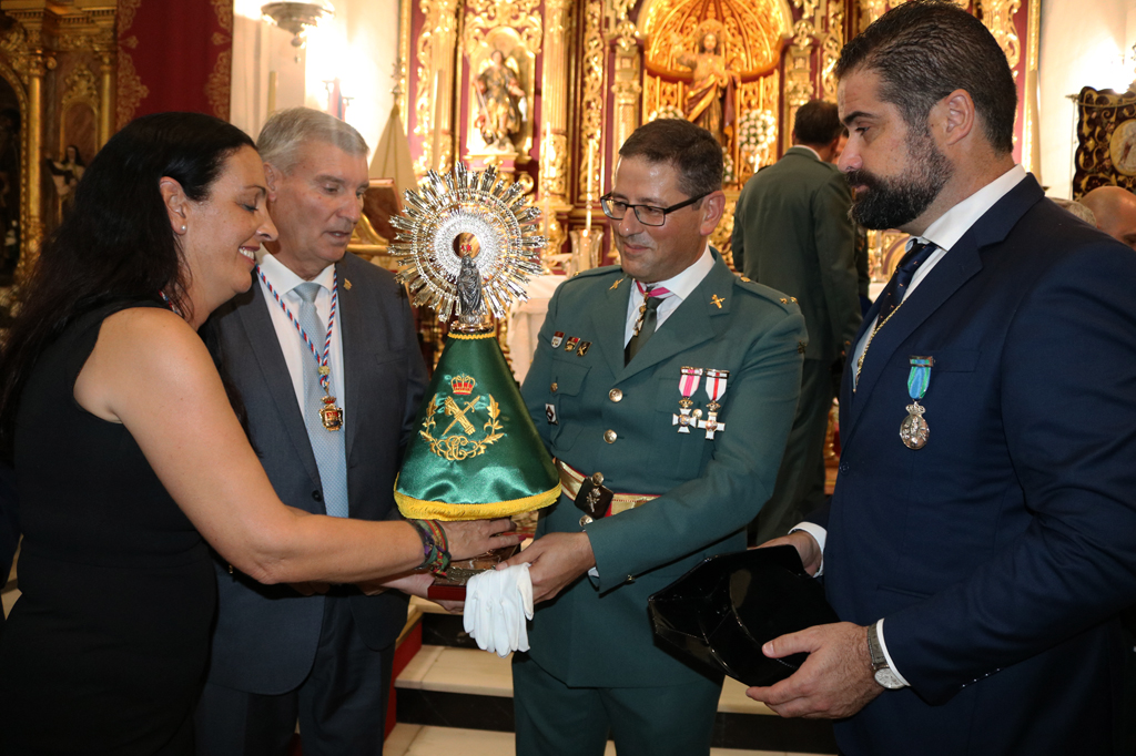 El Ayuntamiento de Cartaya entrega una Imagen de la Virgen del Pilar a la Guardia Civil en el Día de la Patrona del Cuerpo.