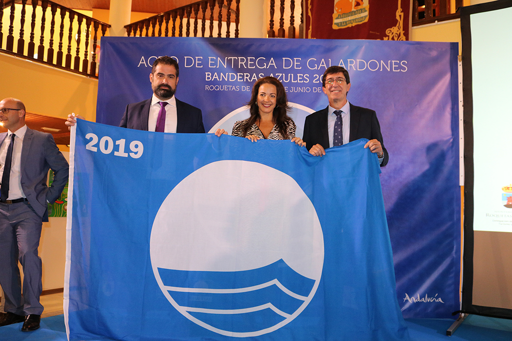 El alcalde de Cartaya, Manuel Barroso, con el vicepresidente de la Junta y consejero de Turismo, Juan Marín, y la delegada territorial de Turismo; Mari Ángeles Muriel, en el acto de entrega de las banderas azules 2019.