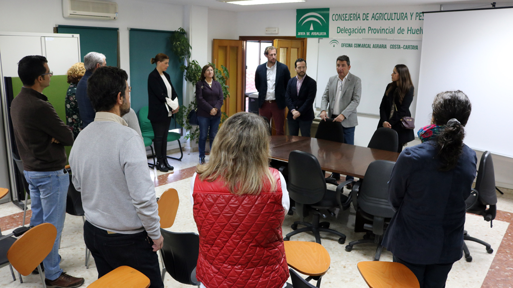 El Delegado de Agricultura en Huelva visita la OCA de Cartaya, acompañado por el Equipo de Gobierno del Ayuntamiento de la localidad.