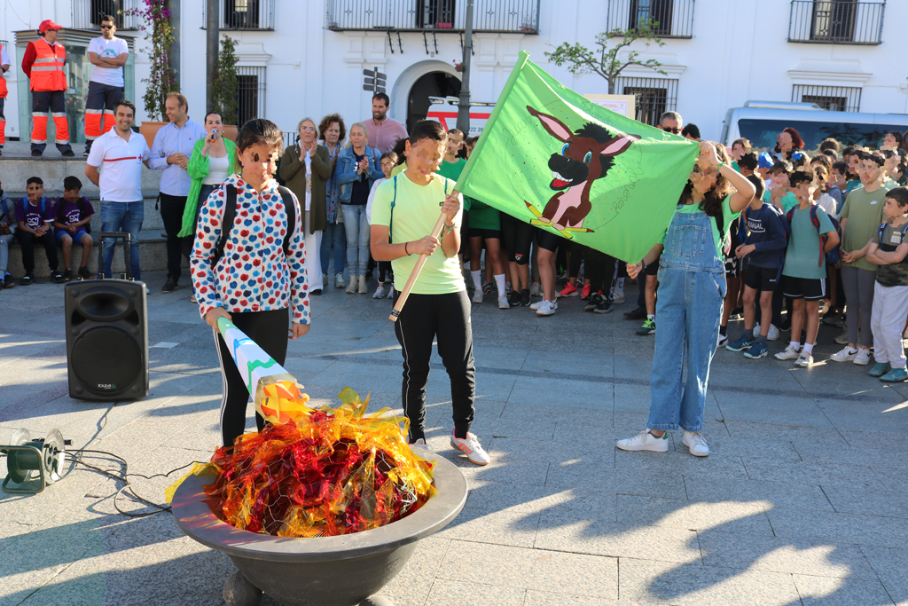 Los escolares cartayeros participan en la ‘Marcha Olímpica’ con la que el CEIP ‘Juan Ramón Jiménez’ celebra el 50 aniversario del centro