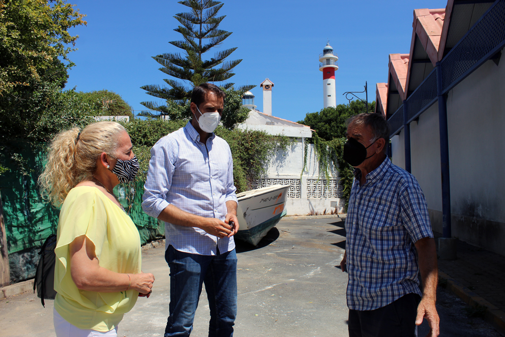El Ayuntamiento y Puertos realizan las tareas de limpieza y mejora del muelle de El Rompido acordadas por ambas partes en junio  