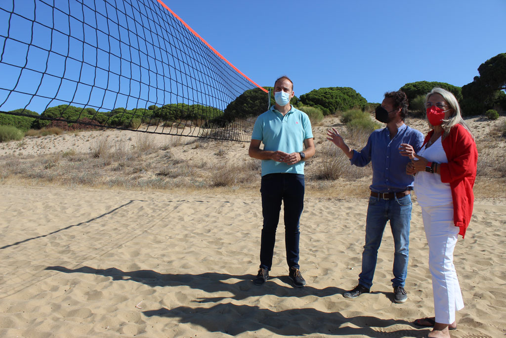 Las playas de San Miguel y el Caño de la Culata estrenan instalaciones deportivas para practicar voley