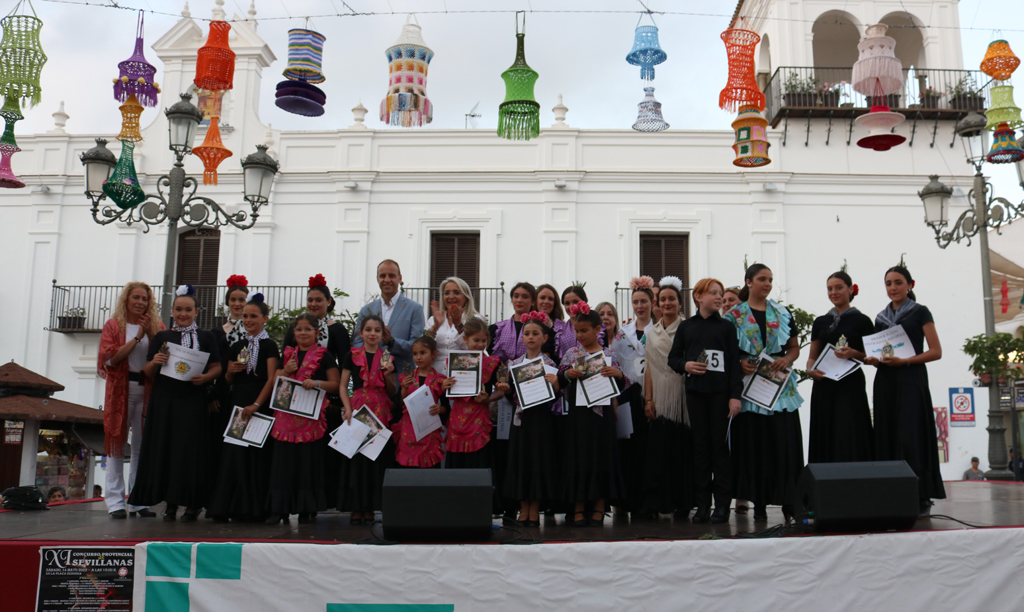 El XI Concurso Provincial de Sevillanas de AECA y el Ayuntamiento llena de vida el centro del municipio