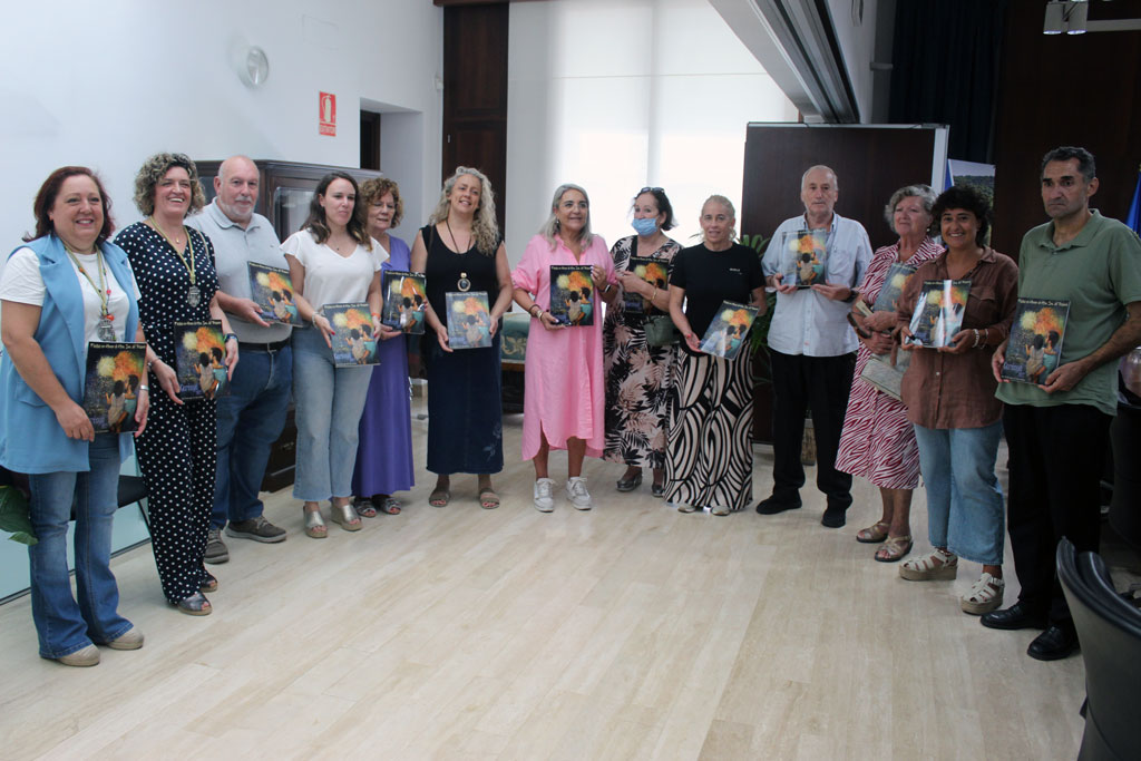 El Ayuntamiento presenta la Revista de Feria, que se empieza a repartir mañana martes