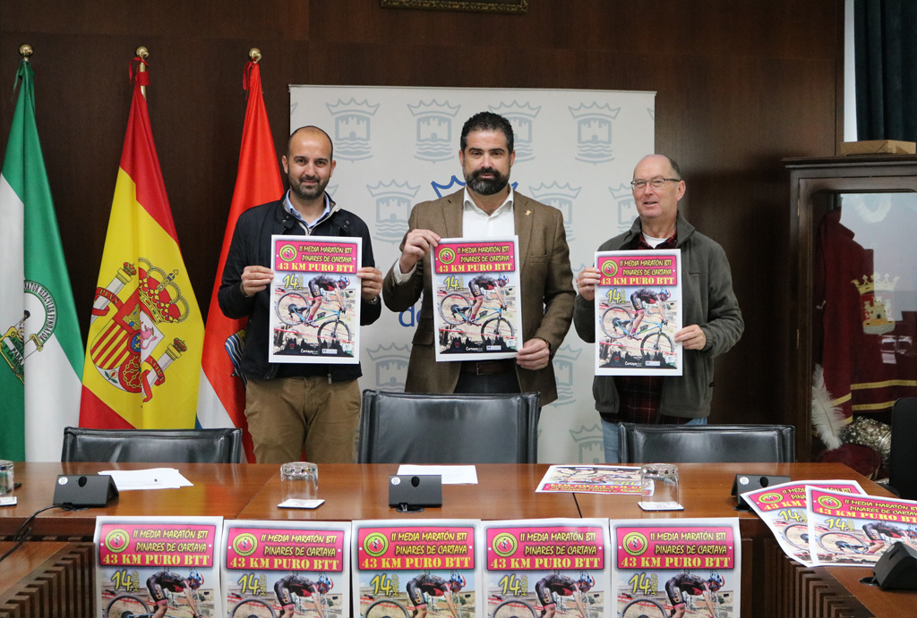 El Ayuntamiento acoge la presentación de la II Media Maratón 'Pinares de Cartaya', que organiza el Club Ciclista de Cartaya, con la colaboración municipal.