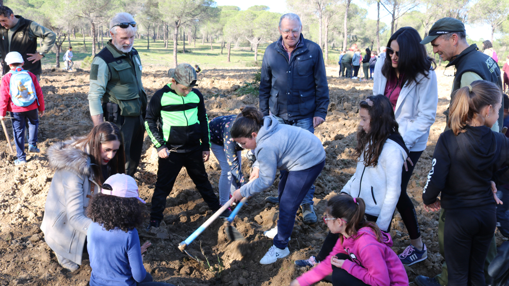 Reforestación de una hectárea de terreno en el Paraje de Malatao, en el Campo Común de Arriba de Cartaya, de la mano del CEIP 'Juan Ramón Jiménez', con la colaboración del Ayuntamiento y de la Junta de Andalucía.