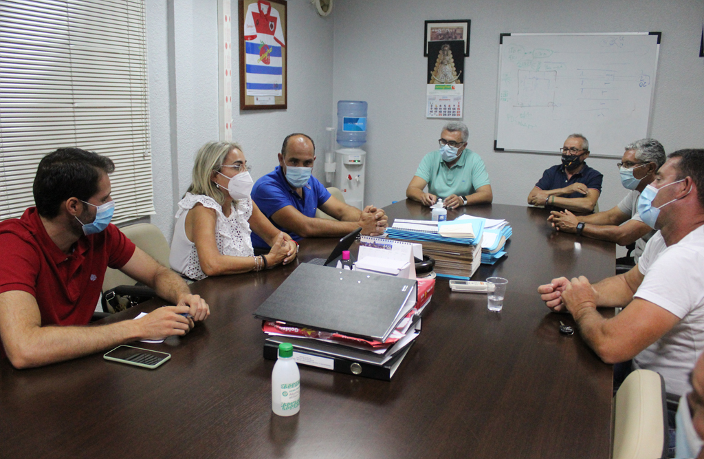 El Equipo de Gobierno del Ayuntamiento de Cartaya se reúne con el Consejo Rector de la Cooperativa Hortofrutícola de la localidad para trazar las nuevas líneas de trabajo.