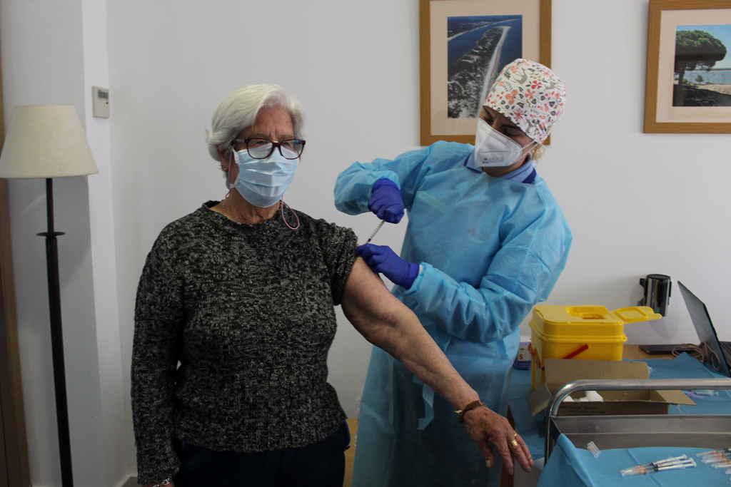 Segunda sesión de vacunación en el Centro de Mayores y Dependientes de Cartaya.
