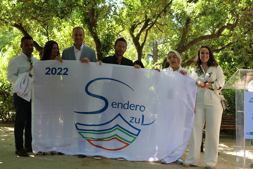 El Ayuntamiento recoge la Bandera Azul que reconoce el valor ambiental del Sendero del Caño de La Culata, en Nuevo Portil 