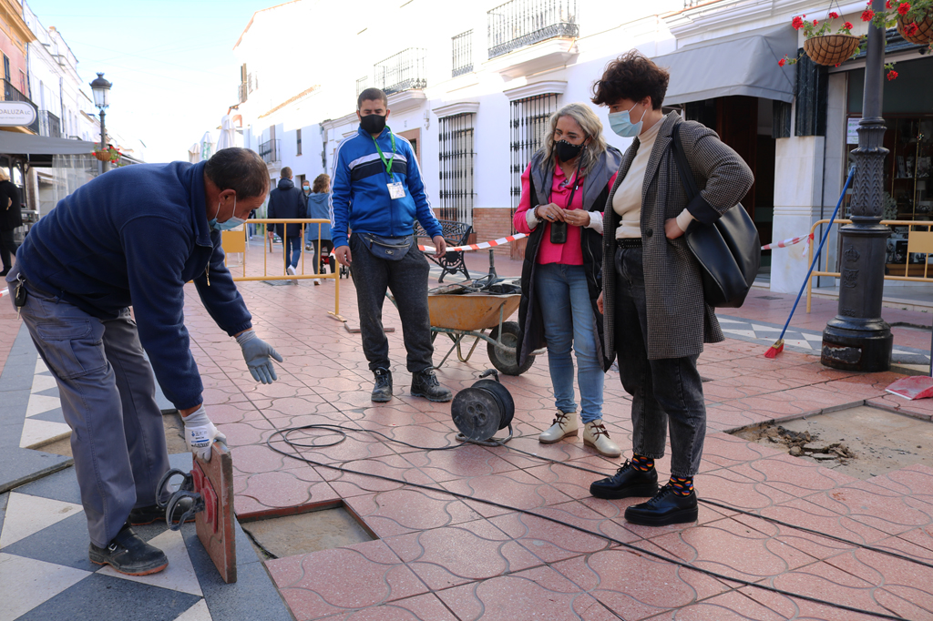 El Ayuntamiento de Cartaya repara la solería de la Plaza Larga