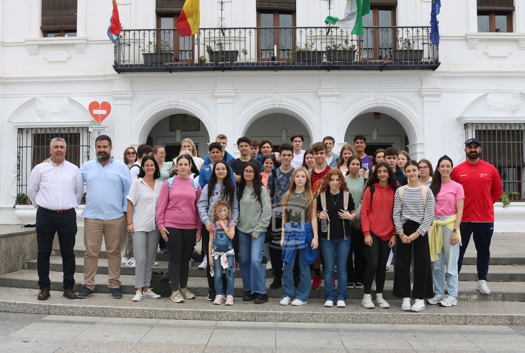 Alumnos noruegos del programa Erasmus+ visitan Cartaya y el Ayuntamiento junto al IES Rafael Reyes