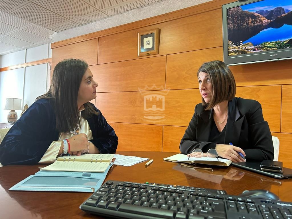 El Ayuntamiento y la Delegación de Turismo de la Junta de Andalucía abordan la puesta en marcha de nuevos proyectos en la localidad