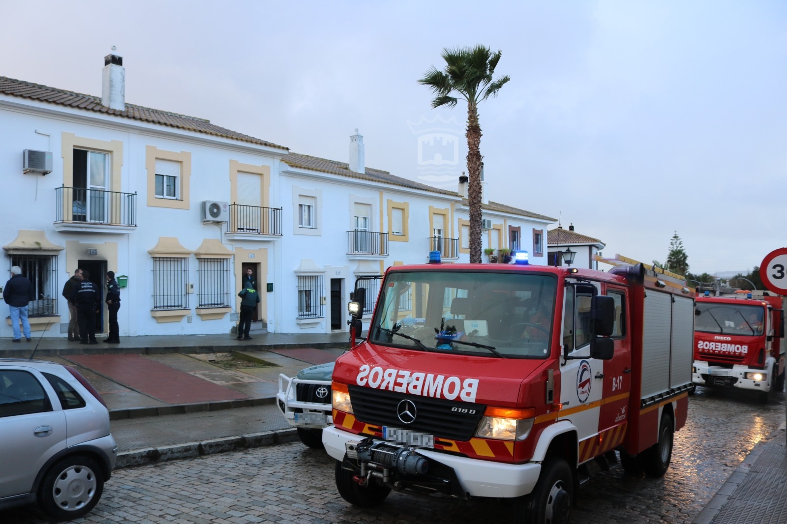 Sofocado el incendio en la calle San Sebastián, gracias a la rápida actuación de Policía Local, Bomberos, operarios municipales, y vecinos 